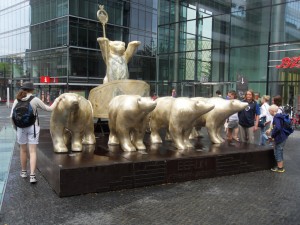 Die goldenen Bären vor dem Café Kranzler.