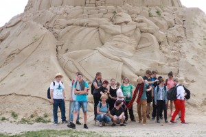 Unsere Reisegruppe vor einer riesigen Sandskulptur.