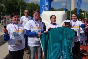 Von links: Katrin (mit Fackel), Melanie, Anna-Maria und  Nicole freuen sich schon sehr auf ihre Teilnahme an den  Special Olympics in Kiel. 
